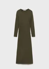 Vestido midi negro de tejido elástico, con mangas largas y diseño entallado.