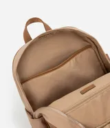 Mochila rectangular color beige con detalles en marrón, con bolsillos internos y externos, cierre en cremallera y superficie sin estampa.