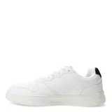 Championes blancos acordonados, con detalles en negro en el talón y en el lateral exterior.