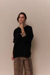 Buzo de felpa color beige con cuello tortuga y puños tejidos, diseño oversized con bordado en el pecho.