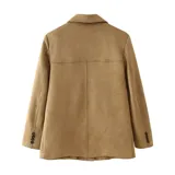 Blazer marrón de gamuza con cuello de solapa, cierre con botones y bolsillos frontales.