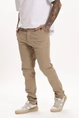 Pantalón chino color marrón claro, de corte recto y tiro medio.