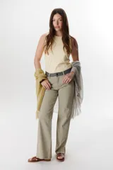 Musculosa marrón con cuello redondo y sisas anchas.