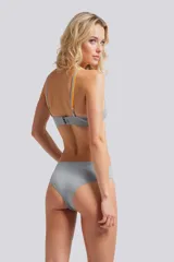 Tanga negra con cintura ancha.
