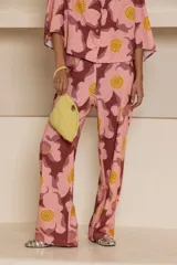 Pantalón de algodón con estampado de flores rosas y amarillas. Tiro medio alto y pierna recta.