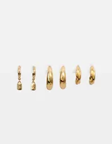 Set de tres pares de aros argolla bañados en oro con diferentes diseños: un par con dije colgante rectangular con strass, un par liso grueso y un par con diseño retorcido.