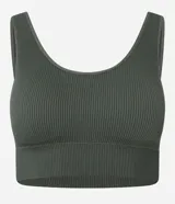 Top deportivo color verde oliva, con breteles anchos, escote en U y diseño acanalado.