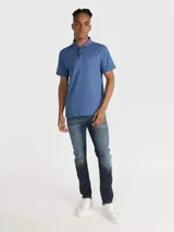 Chomba de piqué azul con cuello clásico, tapeta de dos botones y mangas cortas. Logo de Calvin Klein bordado en el pecho.