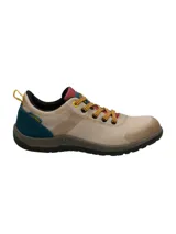 Zapatillas urbanas Hush Puppies modelo Rising Low, color gris con detalles en gris oscuro y rosa. Capellada textil impermeable, cordones rosas y suela de goma marrón.