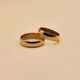 Par de alianzas de oro amarillo 18k, modelo bombé de 5mm de ancho y 1mm de espesor.