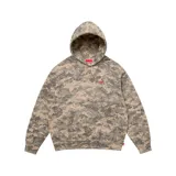 Hoodie Supreme de algodón con estampado de camuflaje digital en tonos beige y gris. Tiene capucha clásica, bolsillo tipo canguro y logo pequeño de la marca en el pecho.