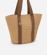 Bolso de playa tipo tote de paja color beige con asas de tela marrón.