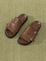 Sandalia negra de cuero vacuno con tiras anchas y suela elevada. Diseño calado en la capellada diseñado por Jazmin Chebar.