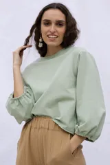 Buzo color verde claro de algodón y elastano, con mangas abullonadas y puños elastizados.