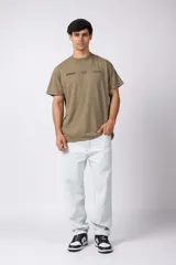 Remera gris con efecto lavado, cuello redondo y estampado con motivos de automovilismo.