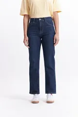 Jean gris de corte recto, tiro medio y confeccionado en 100% algodón.