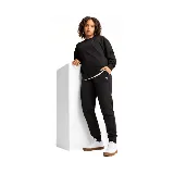 Pantalón de jogging negro marca Puma, modelo ESS Elevated, con logo pequeño en blanco en el muslo izquierdo.