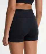 Bermuda deportiva de poliamida color borgoña, con cintura alta texturizada y bolsillos laterales.