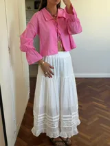 Pollera larga de algodón color blanco, con cintura elastizada y detalles de encaje en el ruedo.