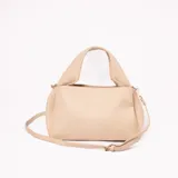 Bandolera color beige con correa ajustable y asa corta.