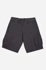 Bermuda cargo color gris oscuro, con bolsillos laterales con fuelle y botón.