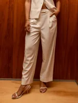 Pantalón de vestir color crema, marca Nanette, de corte recto y tiro alto.