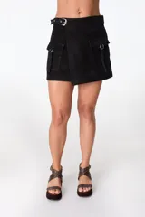 Minifalda beige de cuero con diseño cruzado, cinturón con hebilla metálica y bolsillo tipo cargo con solapa.