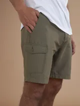 Bermuda técnica color verde oliva, confeccionada en 94% nylon y 6% spandex.