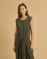 Vestido largo verde militar, sin mangas, con cuello redondo y lazo ajustable en la cintura.