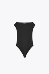 Body negro de poliamida con cuello barco, manga corta y cierre con broches a presión en la parte inferior.