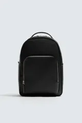 Mochila negra con acabado grabado, compartimento principal con cierre de cremallera, espacio interior para dispositivos electrónicos de hasta 13 pulgadas y bolsillo con cremallera. Bolsillo frontal con cremallera, parte posterior acolchada con banda de sujeción para equipaje, asa de mano y dos asas de hombro ajustables y acolchadas.