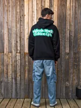 Canguro negro con capucha, de corte holgado y mangas largas. Estampado en la espalda con letras en verde y blanco.