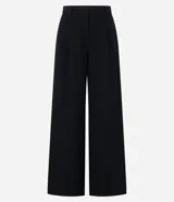 Pantalón de vestir negro de corte recto, con bolsillos laterales y traseros. Se ajusta a la cintura con cierre de botón y cremallera.
