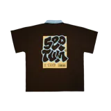 Remera con cuello tipo polo color marrón con cuello celeste, de tela de algodón grueso y estampado en serigrafía tipo puf tanto en pecho como en espalda.