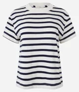 Remera de algodón a rayas horizontales blancas y azul marino, con cuello redondo y mangas cortas.