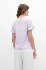 Remera color lila con parte superior de broderie, de manga corta y corte relajado.