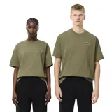 Camiseta negra de manga corta con logo de Lacoste bordado en el pecho.