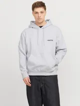 Buzo con capucha gris claro melange, de manga larga y corte holgado. Tiene bolsillo tipo canguro y logo pequeño estampado en el pecho.