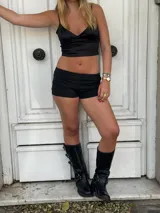 Short negro de tiro bajo.