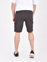 Bermuda cargo color negro con bolsillos laterales y cintura con cordón ajustable.