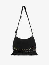 Bolso de hombro negro de cuero con flecos y tachuelas metálicas doradas y plateadas. Tiene correa ajustable y cierre de cremallera.