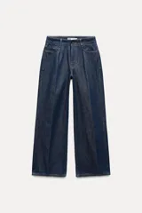 Pantalón de jean azul oscuro, de tiro alto y corte recto con pernera ancha.