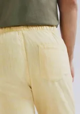 Bermuda verde de tela texturizada con cintura elastizada y cordón de ajuste.