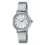Reloj analógico Casio con correa de acero inoxidable plateada y esfera plateada con números arábigos.