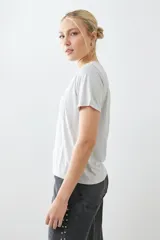 Remera color beige con lurex, de manga corta y corte recto.