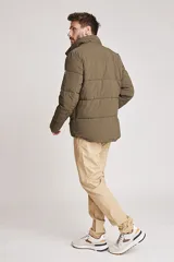 Pantalón chino color beige, de corte recto y tiro medio, con bolsillos laterales y traseros.