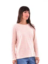 Remera blanca con rayas horizontales finas color salmón, de manga larga y cuello redondo.