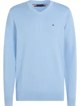 Sweater de algodón color celeste con cuello en V y detalles distintivos de Tommy Hilfiger.