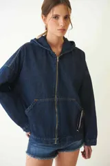 Campera estilo bomber de jean con canesú en la espalda, capucha, cierre metálico y dos bolsillos canguro en el frente.