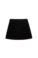 Minifalda negra de tiro medio, confeccionada en tejido crepé con silueta recta y diseño minimalista.